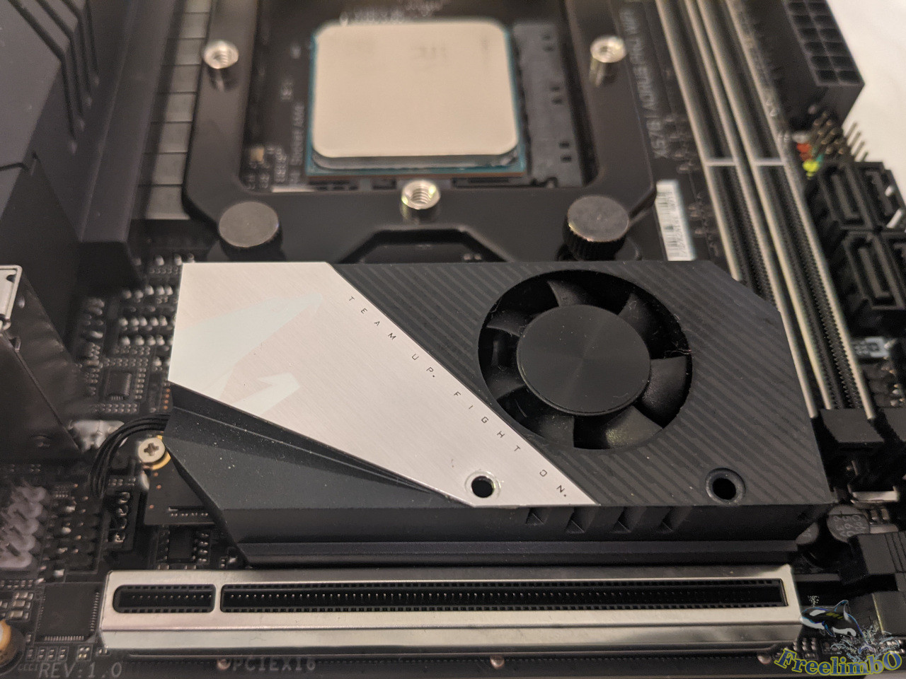 /img/2021-08-21a/WD-SN750-1TB_fan_installed.jpg